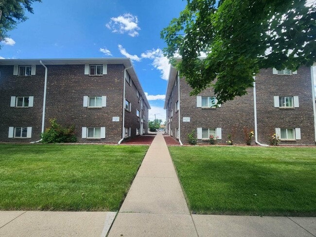 Building Photo - 921 12th St Unit #204