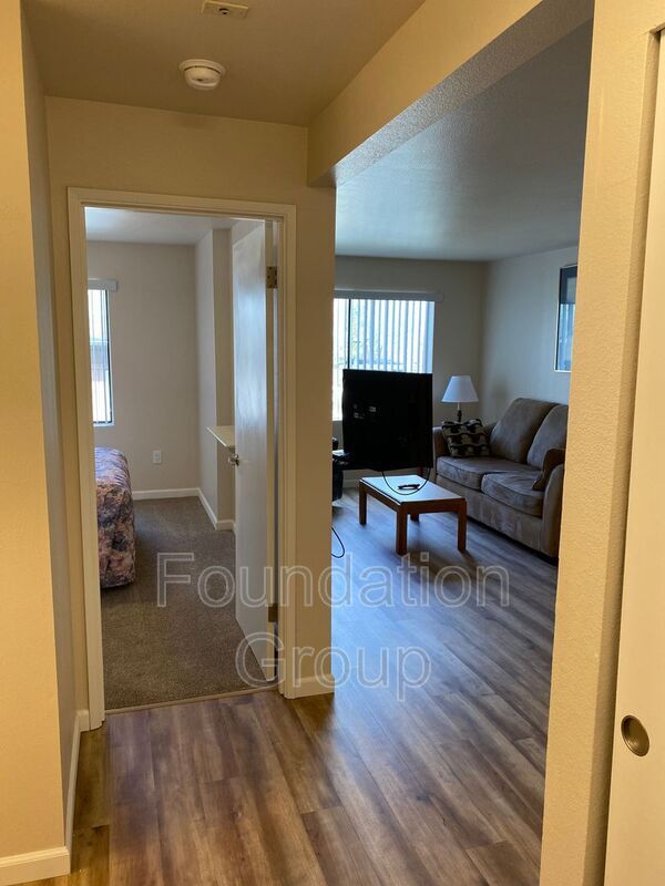 Building Photo - 400 10th Ave