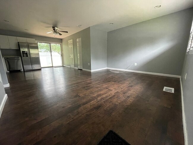 Una entrada espaciosa y de concepto abierto que le da la bienvenida a la vida moderna. - 4140 Granby Rd