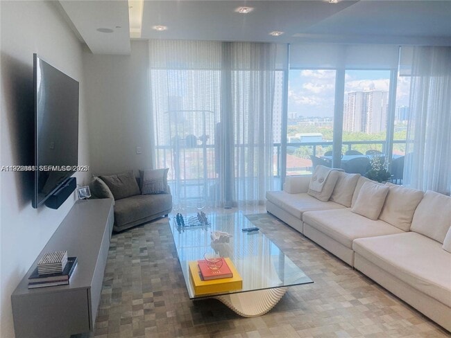 Photo - 3300 NE 188th St Unidad LPH09