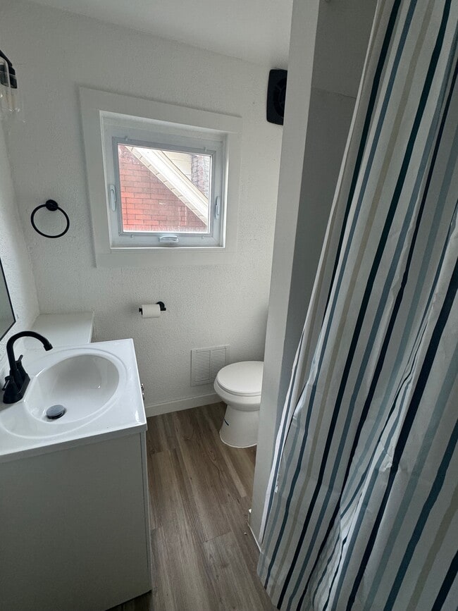 Photo - 1355 Drey St