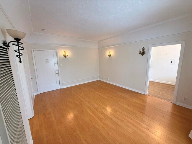 Photo - 112 S Manhattan Pl Unit 11