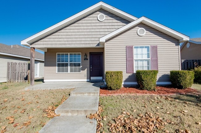 Photo - 3 Bedroom 2 Bath Home Minutes From UofA! Fenced yard!