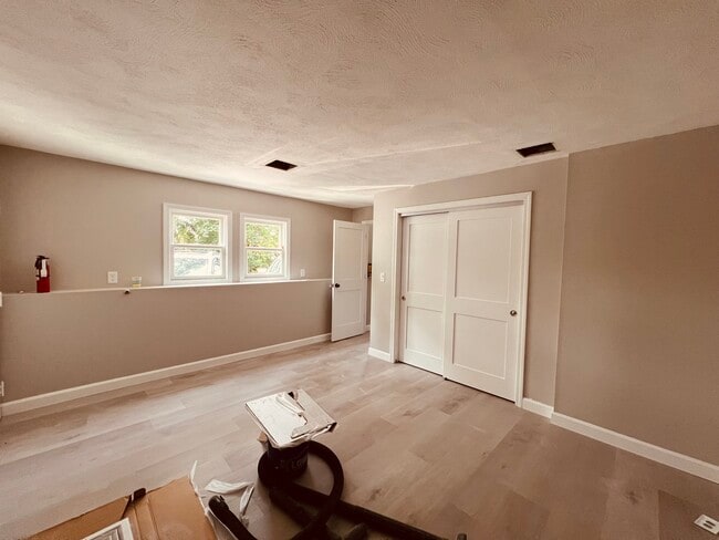 Building Photo - 144 Yorkshire St Unit First Floor Rental