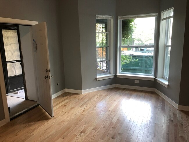 Living Room - 5521 S Dorchester Ave Unit 1