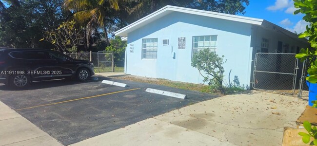 Building Photo - 161 NW 40th St Unit 2