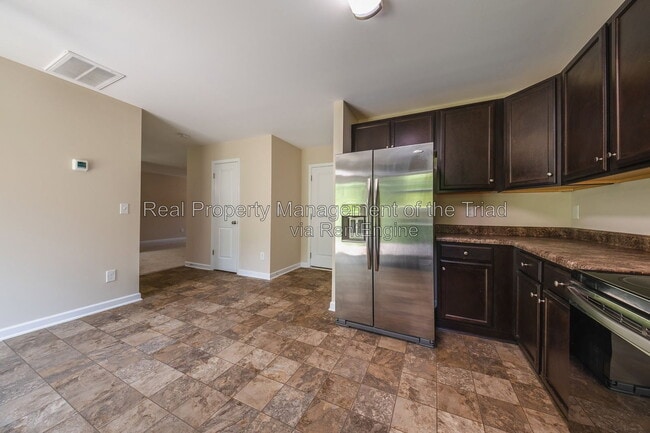 Photo - 832 Prince Edward Rd