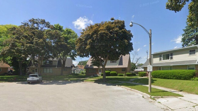 Building Photo - 4722 N 85th Ct Unit Upper