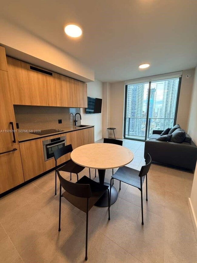 Photo - 121 NE 5th St Unidad 2811