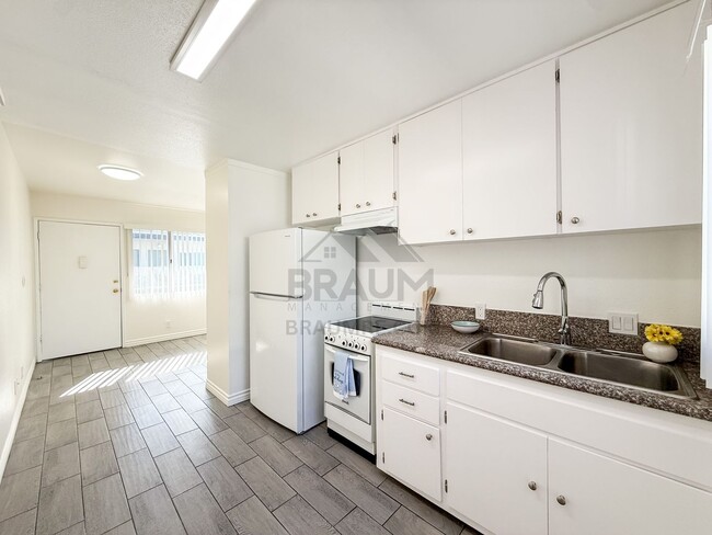 Photo - 15634 Leadwell St Unit 2