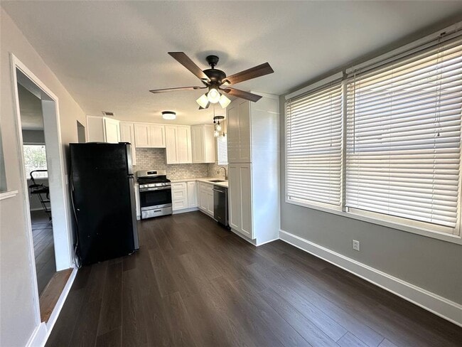 Photo - 8302 Briarwood Ln