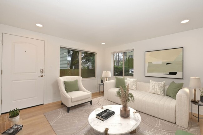 Photo - Greenlake Remodel - 1 Bed / 1 Bath, In Unit Washer / Dryer Unit 7016