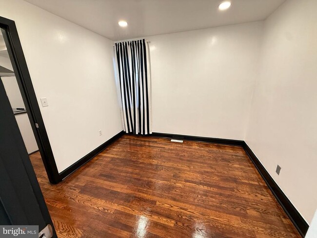 Building Photo - 412 Center Ave