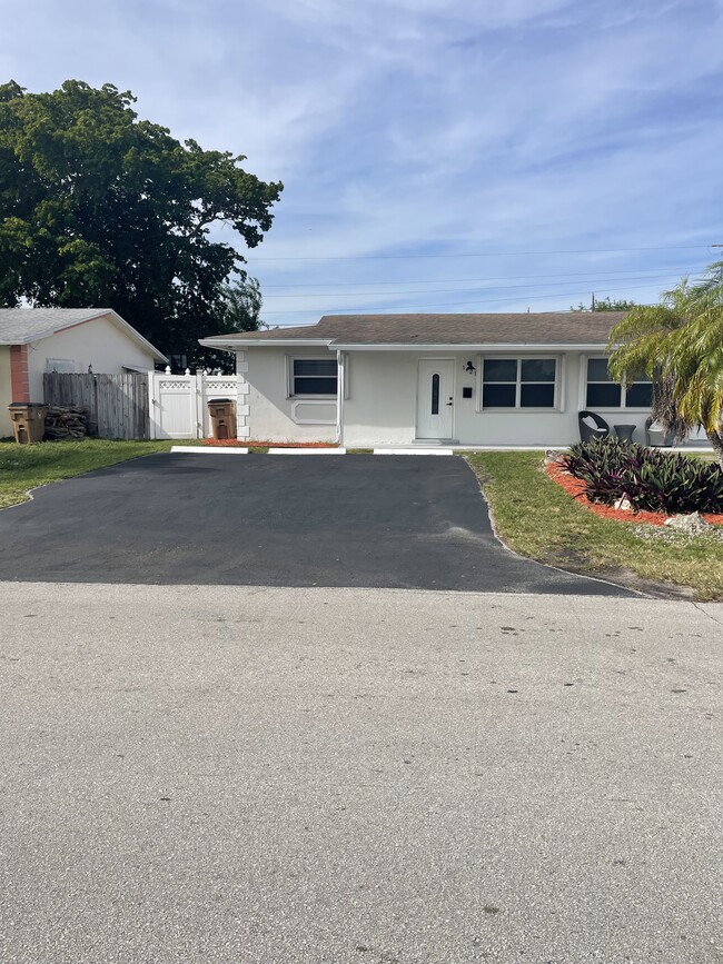 Building Photo - 1421 SE 4th Ave Unit 1421-SE4th Ave Deerfeild