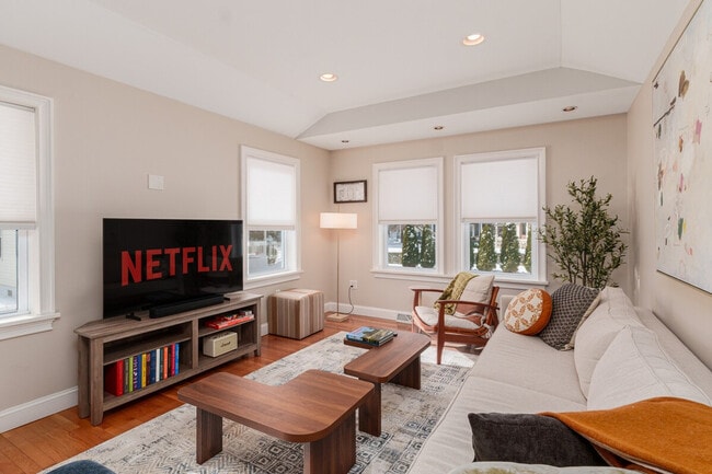 Building Photo - 99 W Circular St