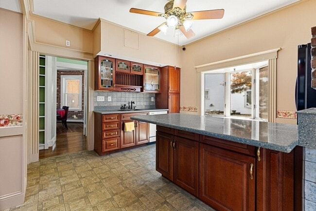 Building Photo - 17 Shirley St