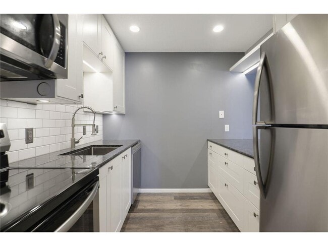 Photo - 35 Nathan Ln N Unit 0203