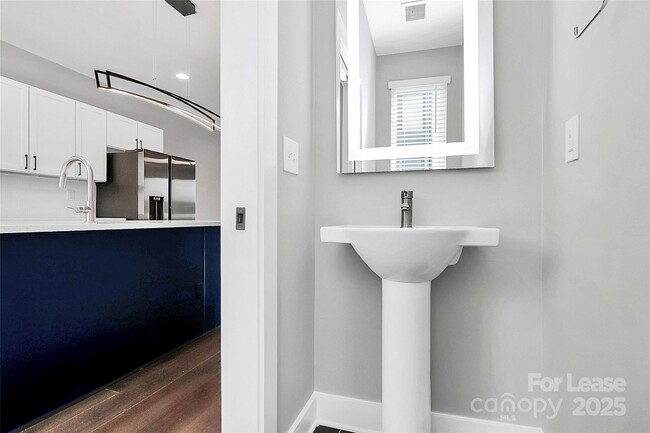 Photo - 1921 W Trade St