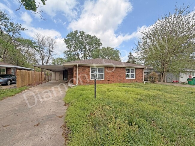 Building Photo - 2 Bedroom Duplex Available Now!  Great Location!