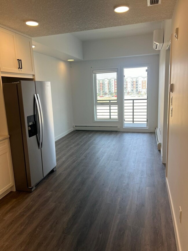 Photo - 350-2350 Livingston Common NE