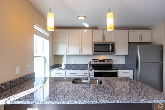 2BR, 2BA, -990sf