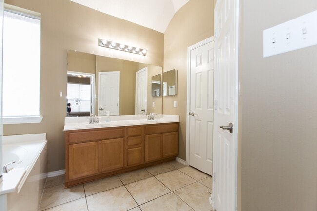 Building Photo - 10206 N Pine Ivy Ln