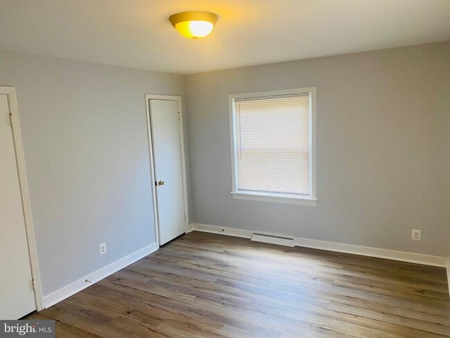 Photo - 856 Churchill Dr