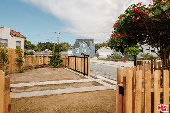 Photo - 784 Elmira St