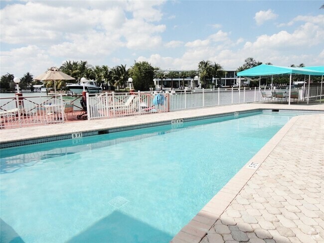 Building Photo - 4740 Pine Tree Dr Unit 32 Rental