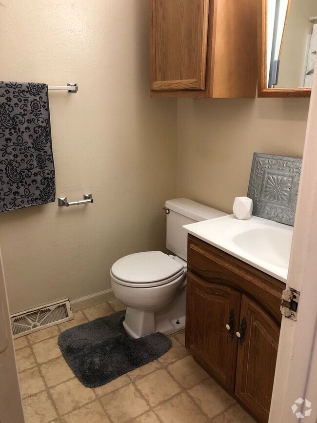Building Photo - 1528-1530 Seminole Ave NW Cedar Rapids, IA... Unit 1528 Rental