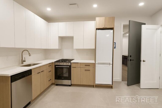 Building Photo - Spacious 2-Bedroom, 2-Bath Apartment in Bed-Stuy with Modern Amenities