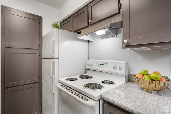 F 1BR, 1.5BA - 691SF - Kitchen - Victoria Park