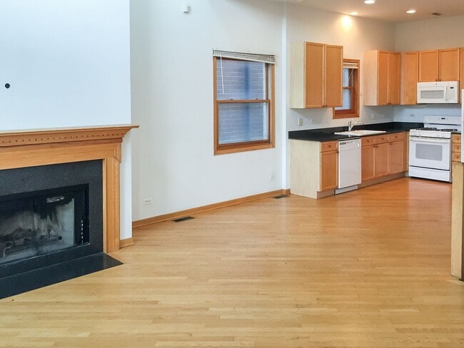 Building Photo - 1324 W Diversey Pky Unit 3