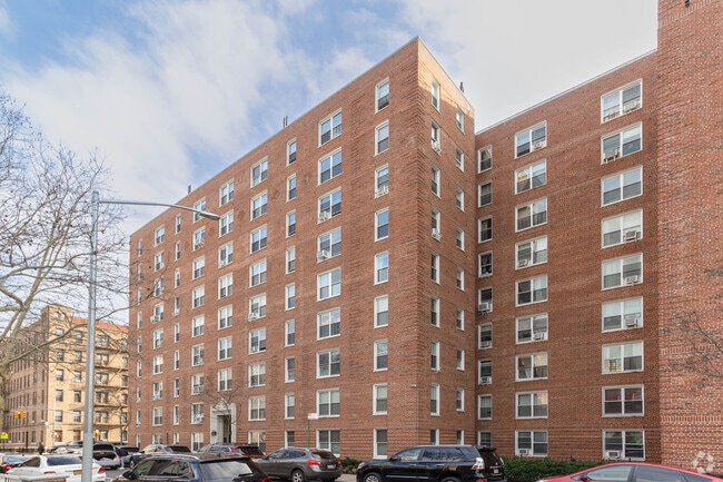 Photo - Flagg Court