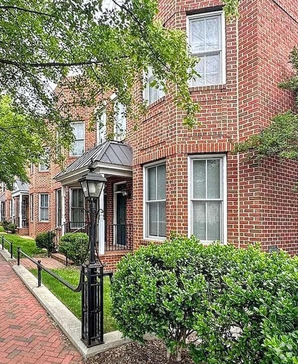 Building Photo - 1420 W Cary St Rental