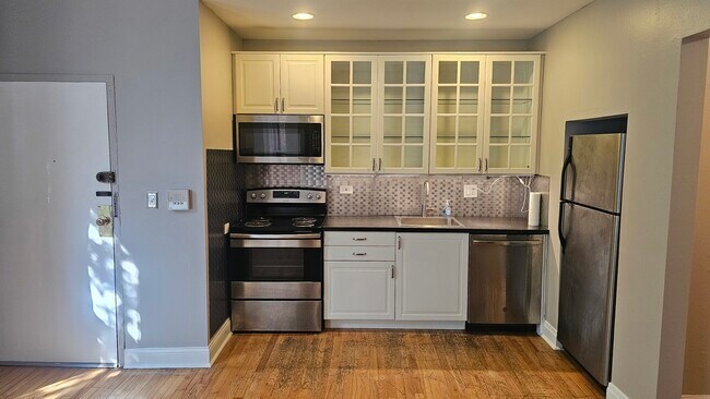 Photo - 648 W Oakdale Ave Unit 1F