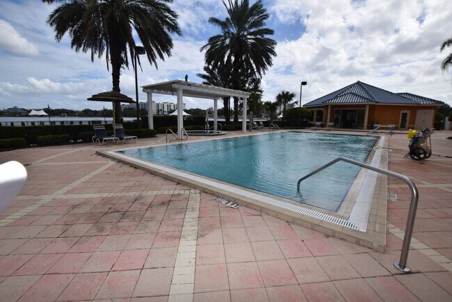 Photo - 375 Emerson Plz