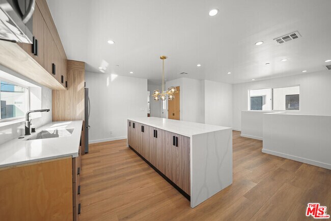 Building Photo - 819 N McCadden Pl Unit B Rental