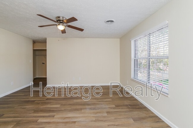 Photo - 4207 Iona Way