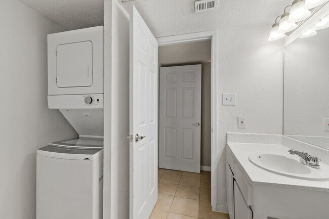 Floorplan E | 1 BR, 1BA With Study (Bathroom) 1008 Sq Ft