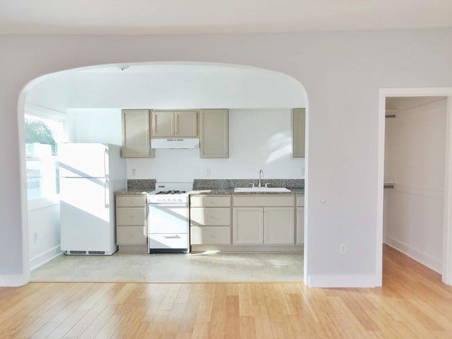 Building Photo - 5139 Melrose Avenue