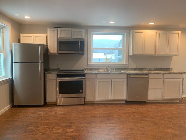 Building Photo - 136 W. Union Street Unit 2nd floor Rental