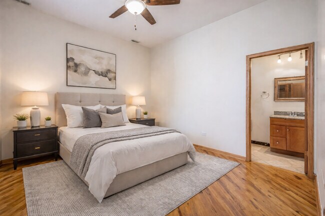 Photo - 4839 S Forrestville Ave Unidad 3