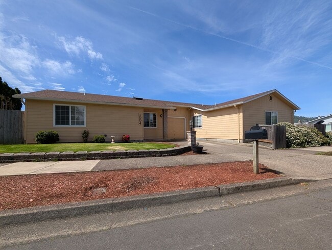 Building Photo - Great 2-Bedroom, 1-Bath Duplex With Garage In Springfield!