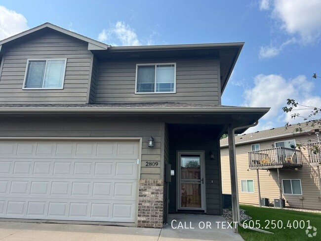 Building Photo - Spacious 3-Bed, 2.5-Bath Townhome with Mod...