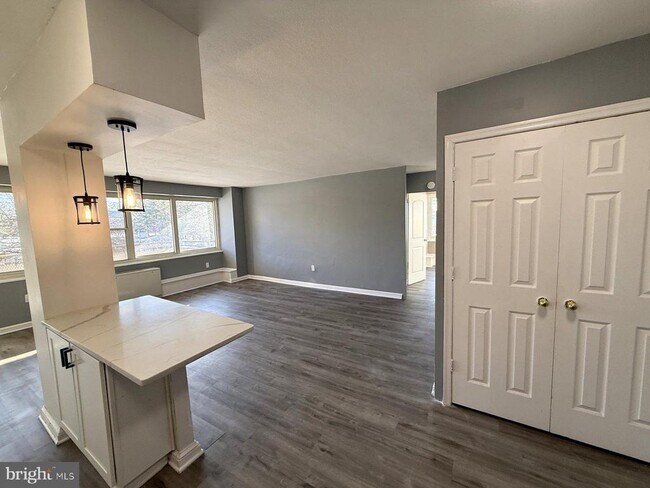 Photo - 207 Barclay Towers