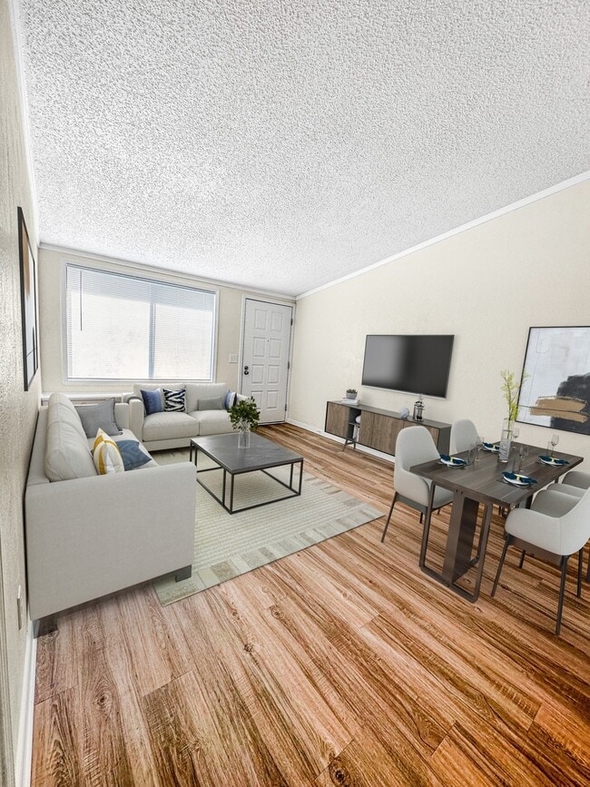 Ingrese a amplias salas de estar diseñadas con grandes ventanas y paletas de colores versátiles, listas para complementar su estilo personal. - Royal Glen Apartments