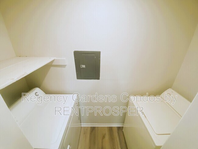 Building Photo - 4425 Thornbriar Ln Unit 307 Rental