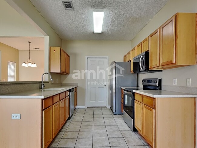 521 Amsonia Cir