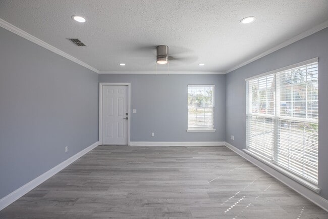 Photo - 185 Donner Rd